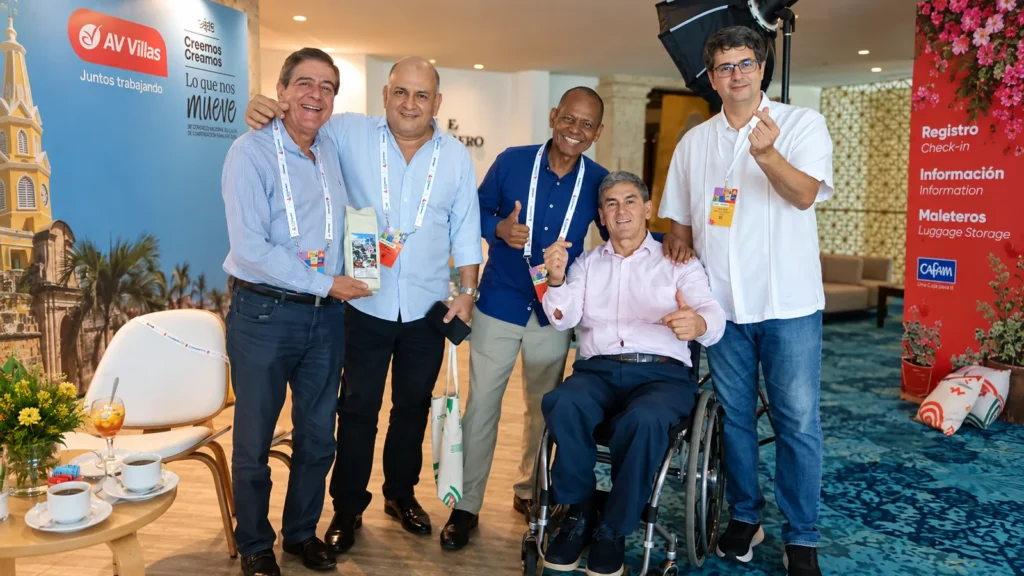 Jairo Clopatofsky junto a representantes de CIC HofK.
